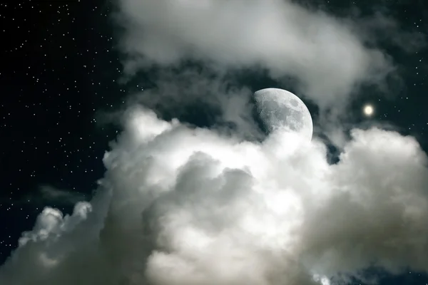 A háttérben a csillagos ég és a felhők a Hold — Stock Fotó
