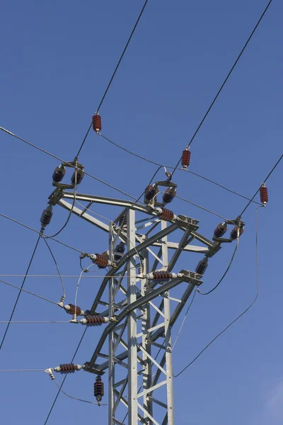 Elektrické vedení na modré obloze — Stock fotografie