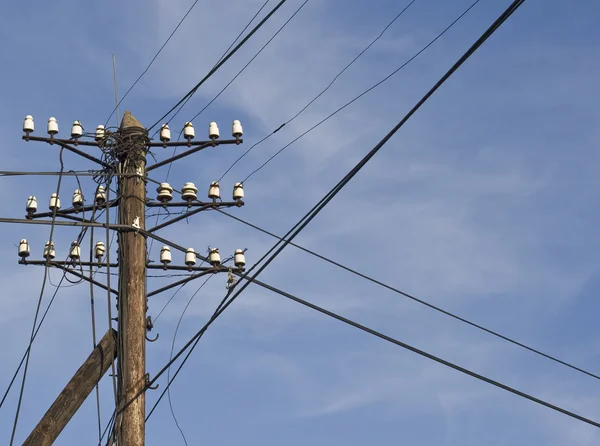 Elektromos vezetékek a kék égen — Stock Fotó