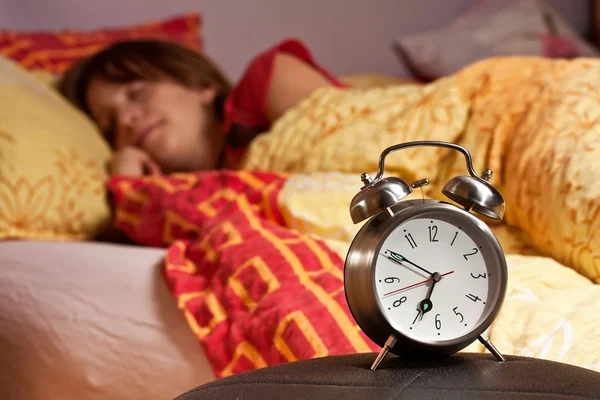 Chambre horloge lit paresseux sommeil veille alerte — Photo