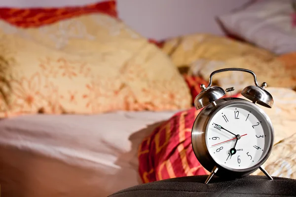 Δωμάτιο ρολόι κρεβάτι τεμπέλης ύπνου αφύπνισης συναγερμού — Φωτογραφία Αρχείου