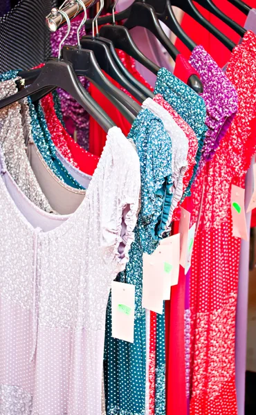 Basar Bündel von bunten Mode Feemale Kleid — Stockfoto