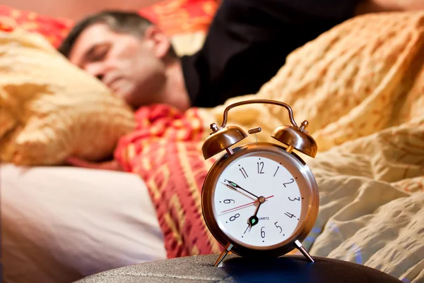 Chambre horloge homme paresseux sommeil veille alerte — Photo