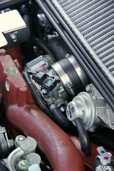 Двигатель части современных автомобилей — стоковое фото