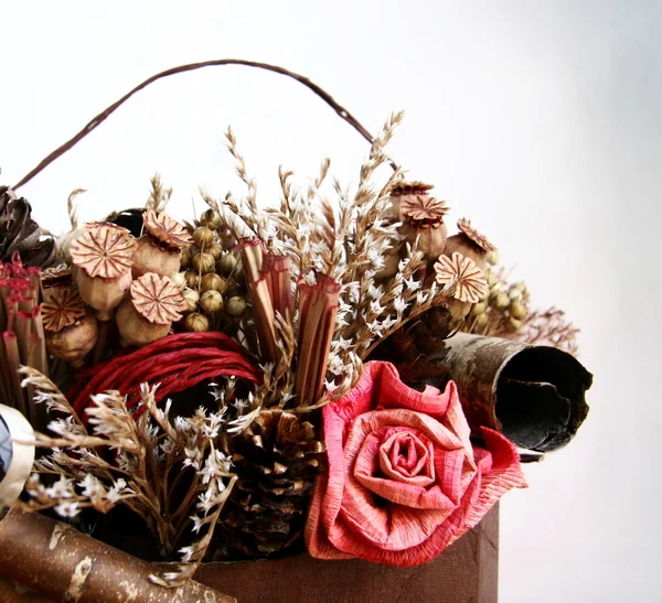 Korb mit getrockneten Blumen arrangiert — Stockfoto