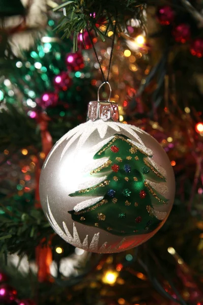 Glaskugel am Weihnachtsbaum — Stockfoto