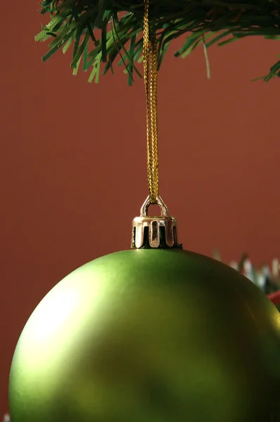 緑のクリスマスのガラス玉 — ストック写真
