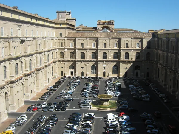 Vaticaan belvedere binnenplaats parkeerplaats bij de woning — Stockfoto
