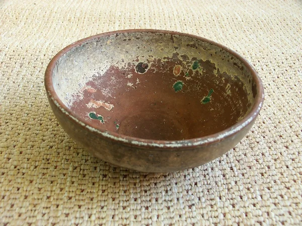 Vieux bol de poterie etno — Photo