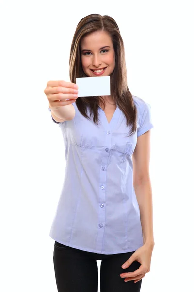 Красивая молодая женщина держит чистую визитку — стоковое фото