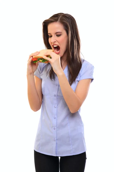 Молодая женщина ест сэндвич изолирован на белом — стоковое фото