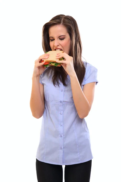 Mulher bonita comendo um delicioso sanduíche — Fotografia de Stock