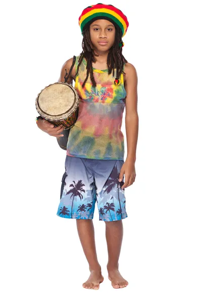 Rasta boy in traditioneller kleidung mit conga — Stockfoto