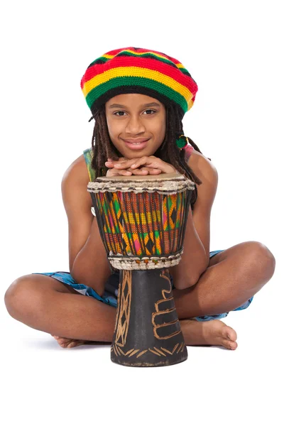 Rasta-Kind auf dem Boden sitzend — Stockfoto