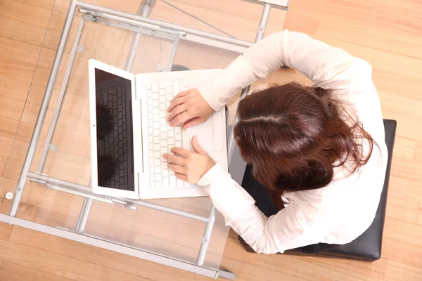Mulher com um laptop — Fotografia de Stock