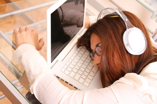 Slapen op de laptop — Stockfoto