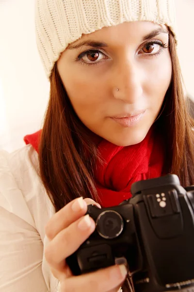 Kvinna i vinterkläder med en digital kamera — Stockfoto