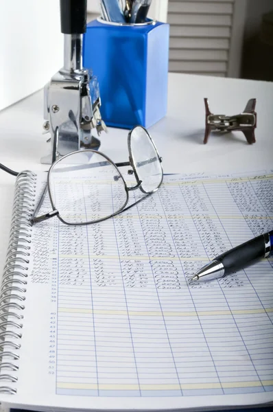 Escritorio de la oficina de contabilidad libro mayor —  Fotos de Stock