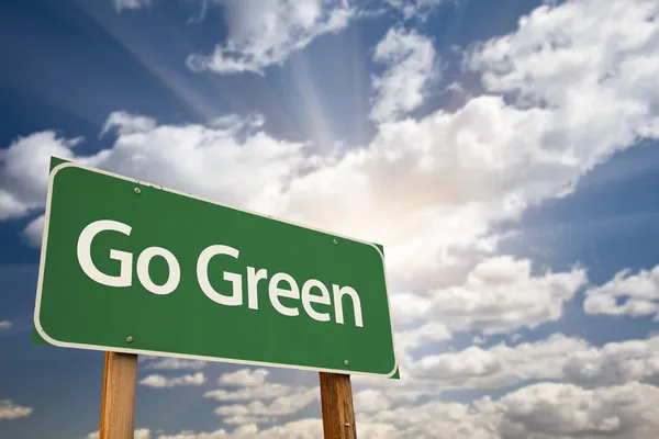 GO GREEN cartello stradale — Foto Stock