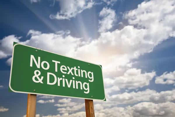 Sem mensagens de texto e condução sinal de estrada verde — Fotografia de Stock