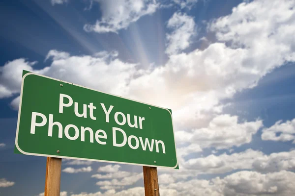 Dejte telefon dolů zelené dopravní značka — Stock fotografie