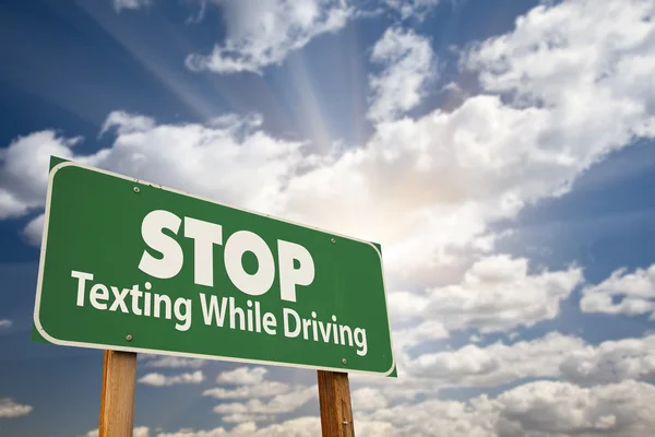 Arrêtez d'envoyer des SMS pendant que vous conduisez Green Road Sign — Photo