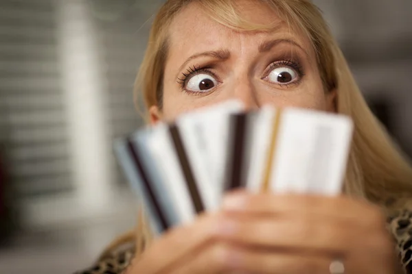 Boos vrouw schitteren op haar vele creditcards — Stockfoto