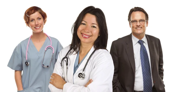 Группа врачей или медсестер на белом фоне — стоковое фото