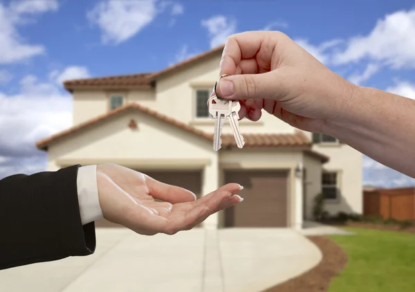 Handing Over the House Keys in Front of New Home — Stock Photo, Image