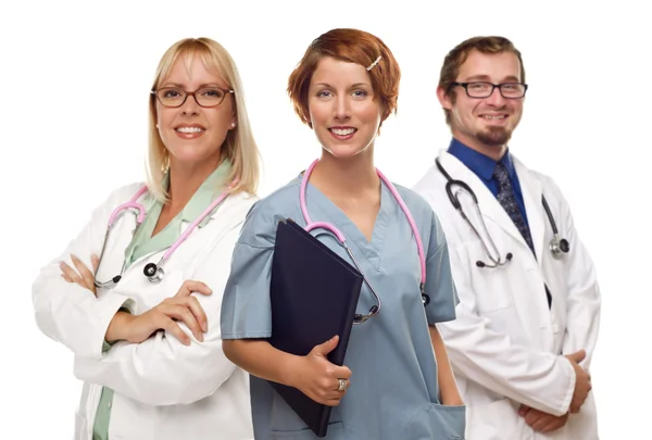 Doktor ve hemşireler beyaz zemin üzerine grup — Stok fotoğraf