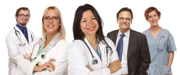 Grupa lekarzy i pielęgniarek na białym tle — Zdjęcie stockowe