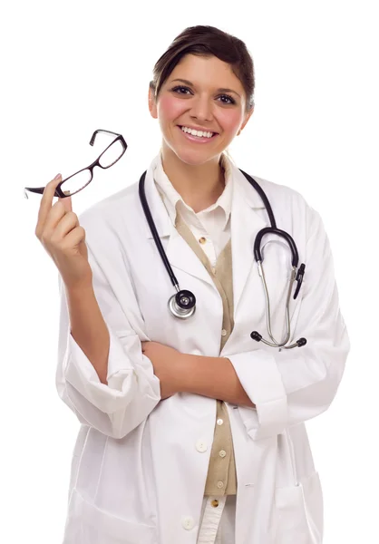 Docela usměvavá etnické ženský lékař nebo zdravotní sestra na bílém pozadí — Stock fotografie