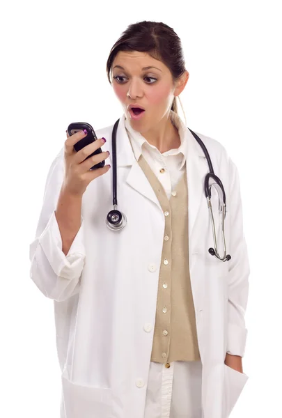 Médico o enfermera étnica usando el teléfono celular — Foto de Stock