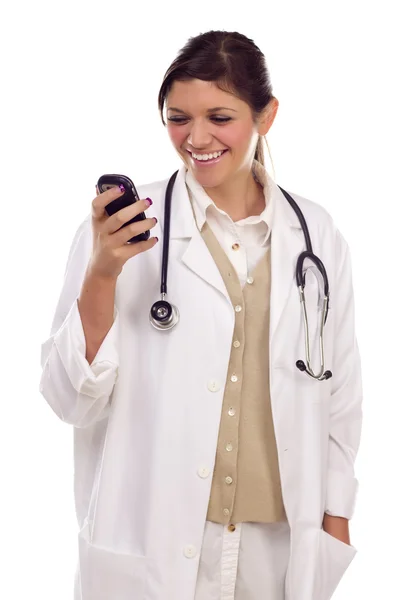 Médico o enfermera étnica usando el teléfono celular — Foto de Stock