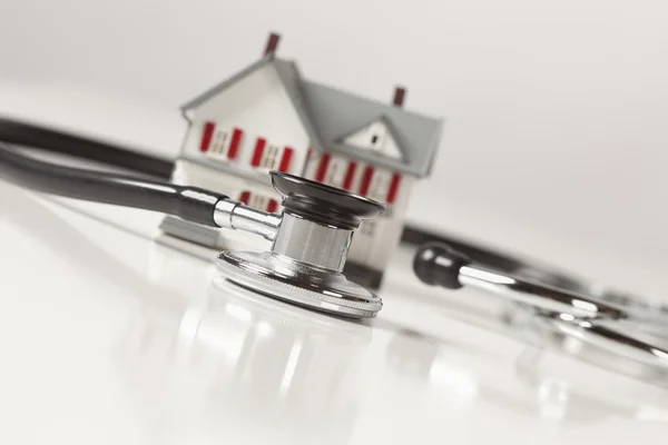 Stethoscoop met kleine model huis — Stockfoto