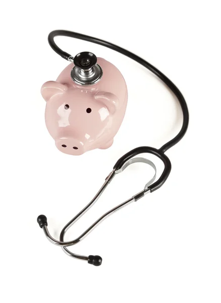 Piggy bank en stethoscoop geïsoleerd — Stockfoto