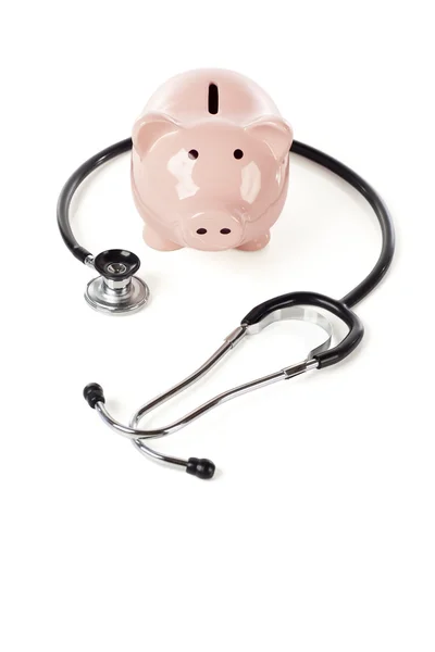 Piggy bank en stethoscoop geïsoleerd — Stockfoto
