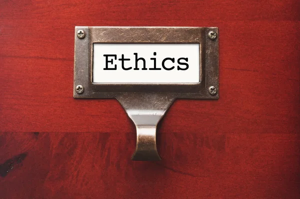 倫理のファイル ラベルを持つ光沢のある木製キャビネット — ストック写真