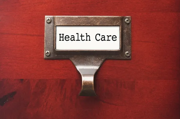 Glanzvoller Holzschrank mit Etikett für Gesundheitsakten — Stockfoto