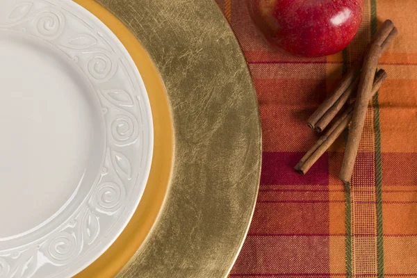 Abstrakte Tischdekoration aus Apfel und Zimt mit Teller — Stockfoto