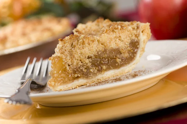 Fatia de torta de maçã com cobertura de migalhas — Fotografia de Stock