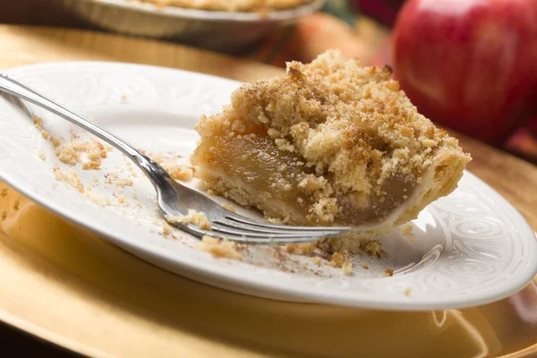 Half opgegeten appeltaart segment met crumb topping — Stockfoto