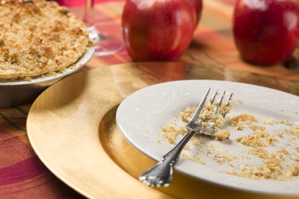 Яблочный пирог и пустая тарелка с переделанными раками — стоковое фото