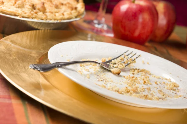 Яблучний пиріг і порожні пластини з залишилися крихти — стокове фото