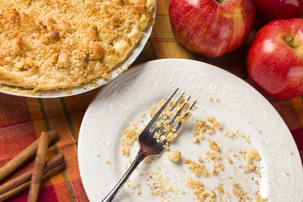 Аннотация яблочного пирога, пустой тарелки и крошек — стоковое фото