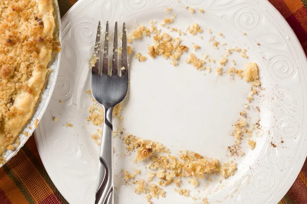 Накладные расходы на пирог, вилку и скопировать пространственные крошки на тарелке — стоковое фото