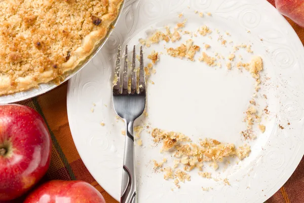 Über Kopf von Kuchen, Äpfeln und Krümel im Abstand kopieren auf Teller — Stockfoto