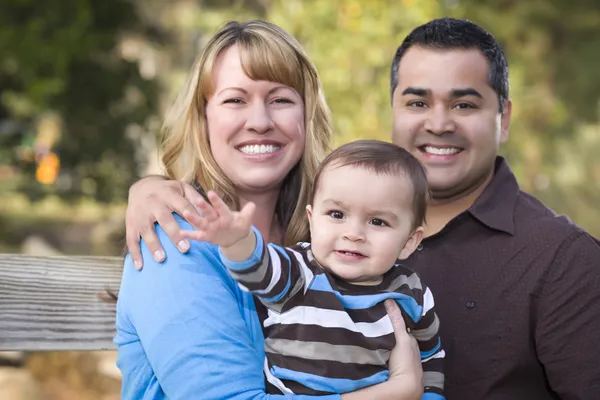 Счастливая смешанная расовая этническая семья позирует для портрета — стоковое фото