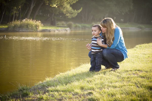 Mãe feliz e bebê filho olhando para fora no lago — Fotografia de Stock
