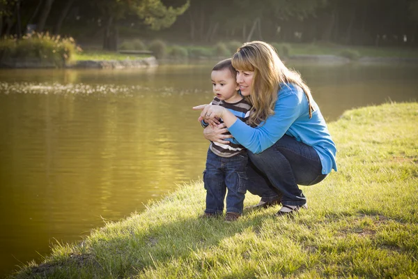 Mãe feliz e bebê filho olhando para fora no lago — Fotografia de Stock